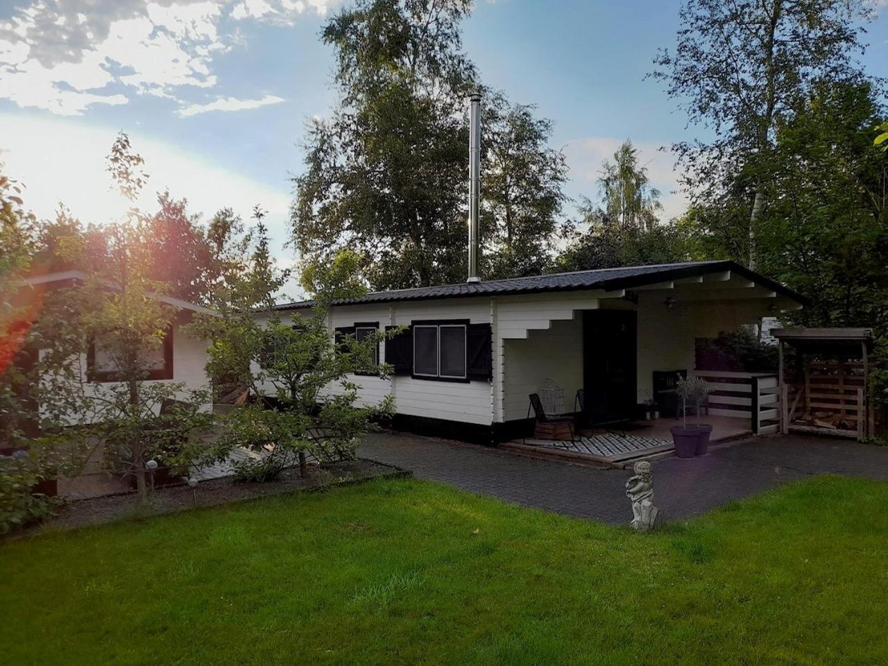 Geweldige 5 persoons Chalet met verwarmd zwembad nabij Dierenpark WILDLANDS Schoonebeek Buitenkant foto