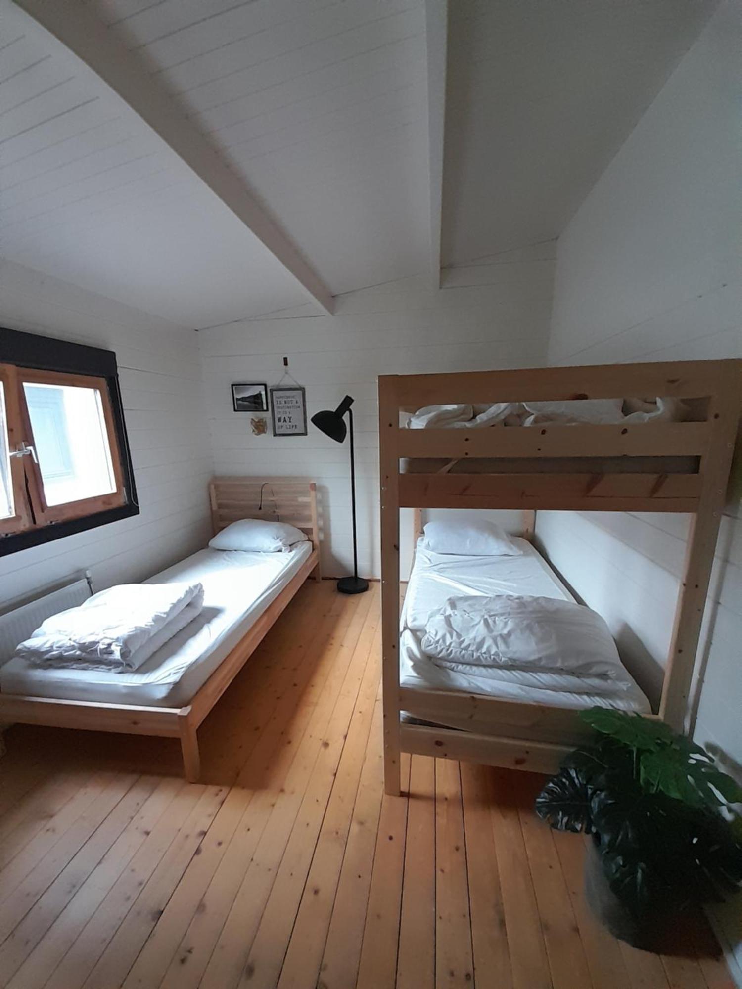 Geweldige 5 persoons Chalet met verwarmd zwembad nabij Dierenpark WILDLANDS Schoonebeek Kamer foto
